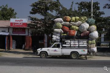 Überladenes Auto in Burma