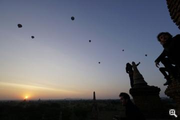 Sonnenaufgang in Bagan vom Dach einer Pagode