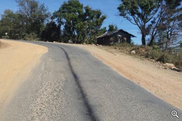 Myanmar, Strasse mit Ölspur
