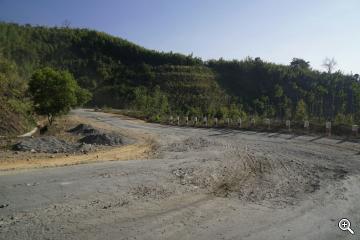 Strasse mit Schlaglöchern in Burma