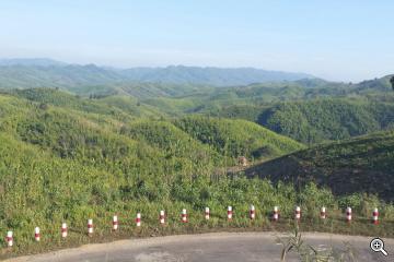 Bergstrasse mit Ausblick in Myanmar