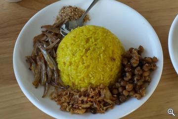 Frühstück mit getrocknetem Fisch in Burma