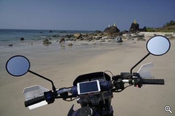Mit dem Motorrad am Ngwe Saung Beach, Myanmar