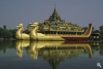 Der Karaweik Palace in Rangun, Myanmar