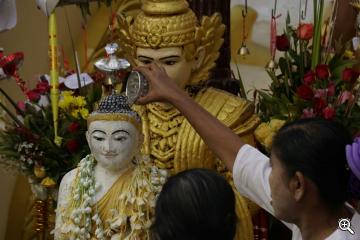 Wasser auf die Buddhas, Shwedagon Pagoda in Rangun