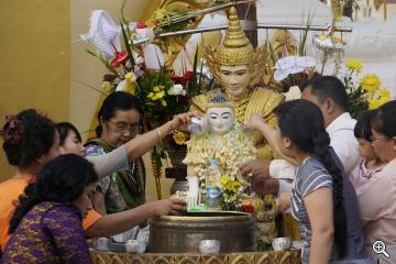 Wasser auf die Buddhas, Shwedagon Pagoda, Myanmar