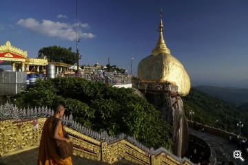 Buddhistischer Mönch am Mt. Kyaiktiyo (Goldener Felsen)