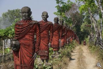 Bettelnde Mönche in Win Sein Taw Ya, Mawlamyaing