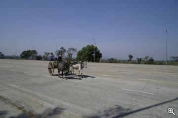 Naypyidaw, Myanmar, breite Strassen mit Ochsenkarren