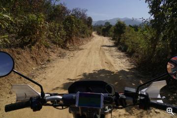 Nicht asphaltierte Strasse in Burma