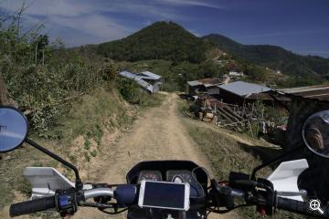 Nicht asphaltierte Strasse über die Berge
