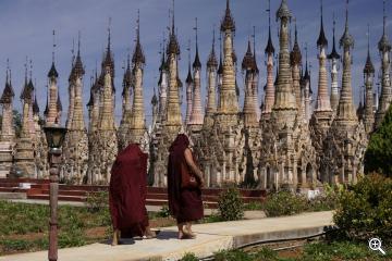 Mönche an den Kakku Pagoden (Myanmar)