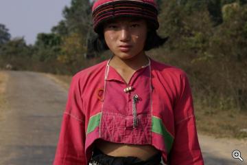 Palaung-Mädchen mit typischem Silbergürtel