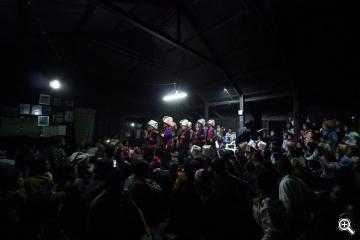 Musikkonzert in einem Bergdorf in Burma