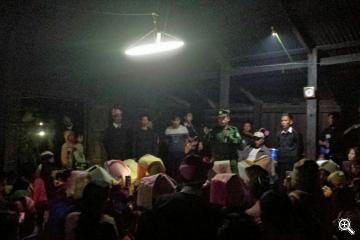 Musikkonzert in einem Bergdorf in Burma
