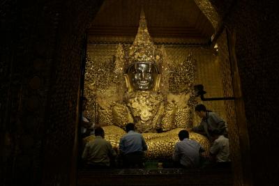 Mahamuni Buddha, Tempel in Mandalay
