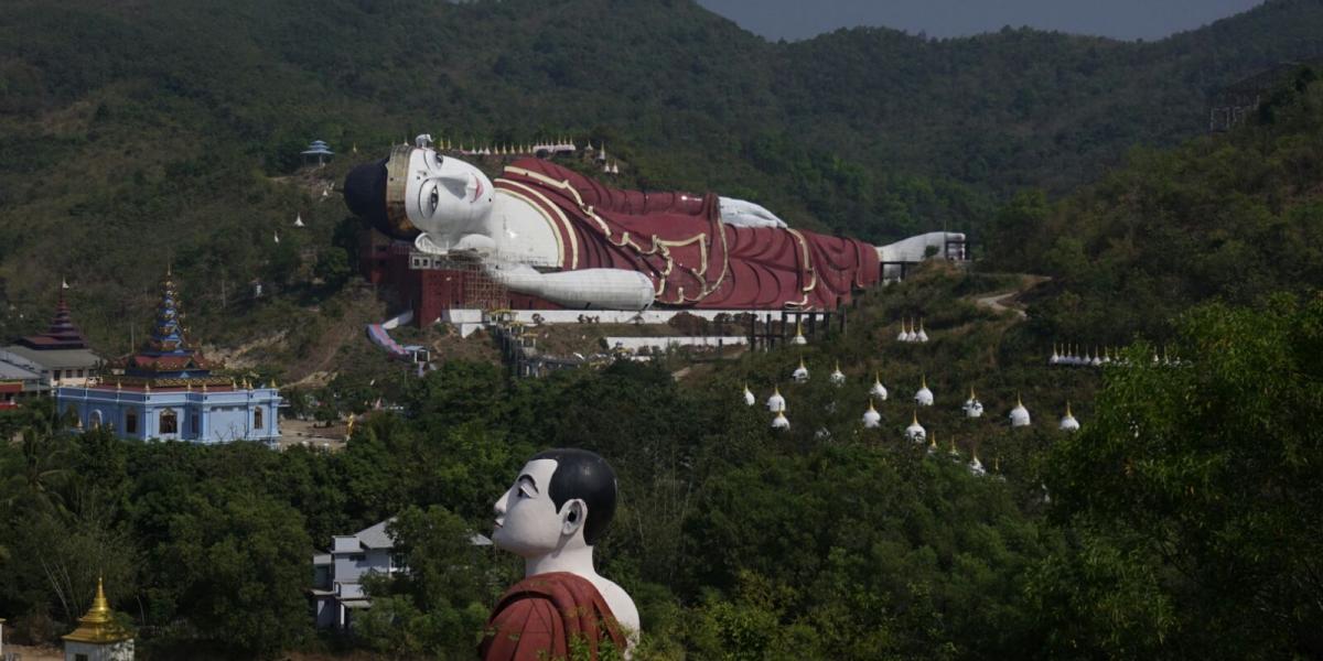 Riesiger liegender Buddha in Mawlamyaing, Burma